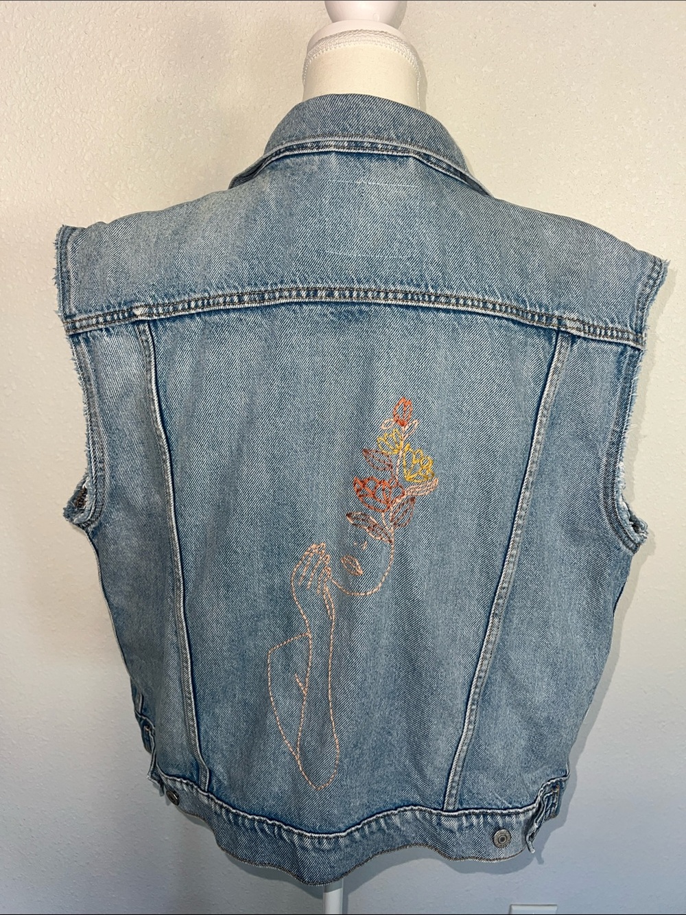 LEVI'S LEVI STRAUSS & CO Jean DENIM BLUE Vest W/ Beautiful Embroidery On Back 💐 - Picture 3 of 12